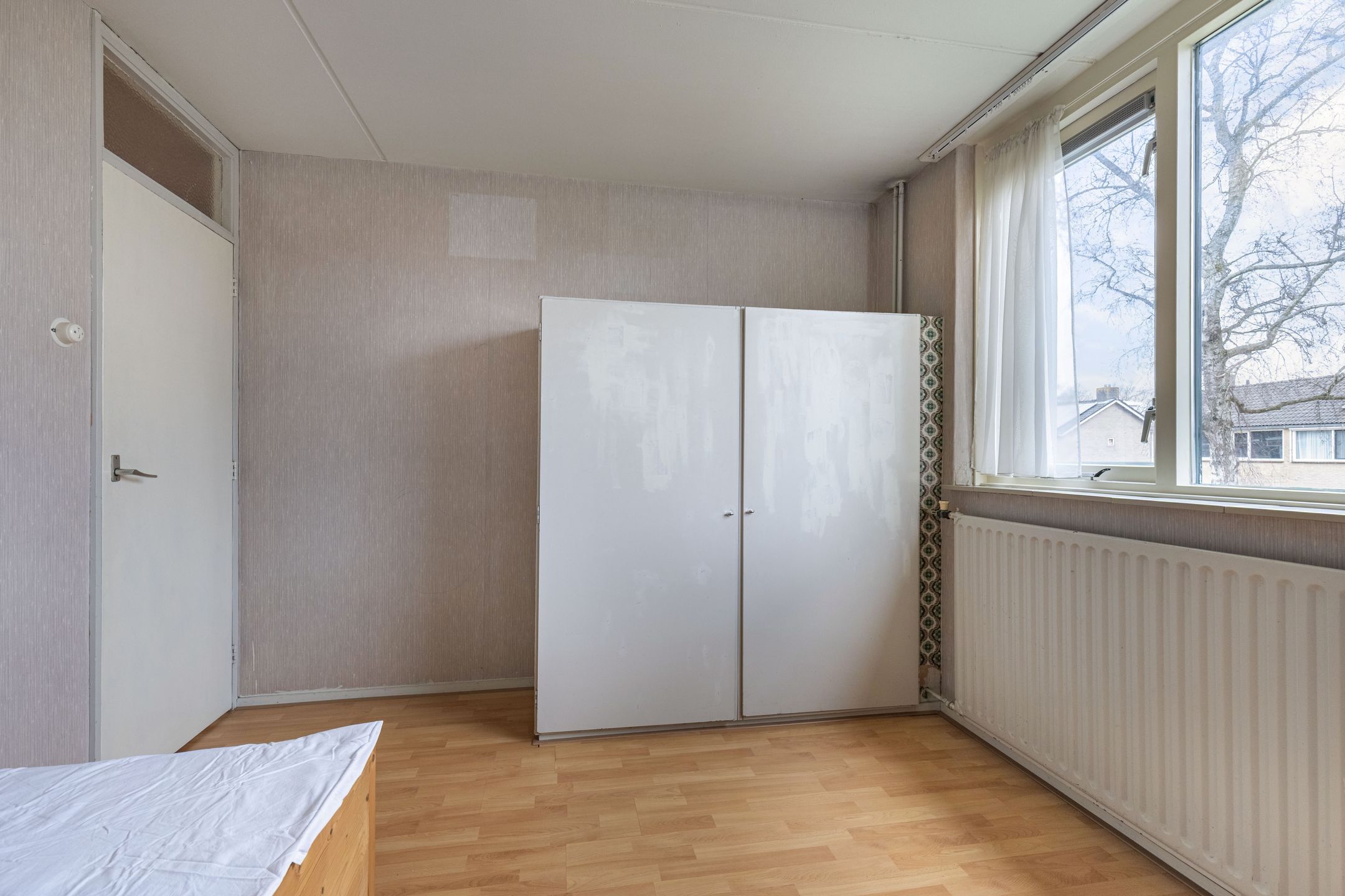 Spacious semi-detached family home with 5 bedrooms, private garden and detached garage in quiet location — 26