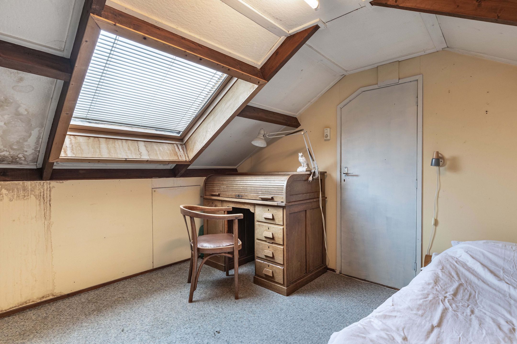 Spacious semi-detached family home with 5 bedrooms, private garden and detached garage in quiet location — 29