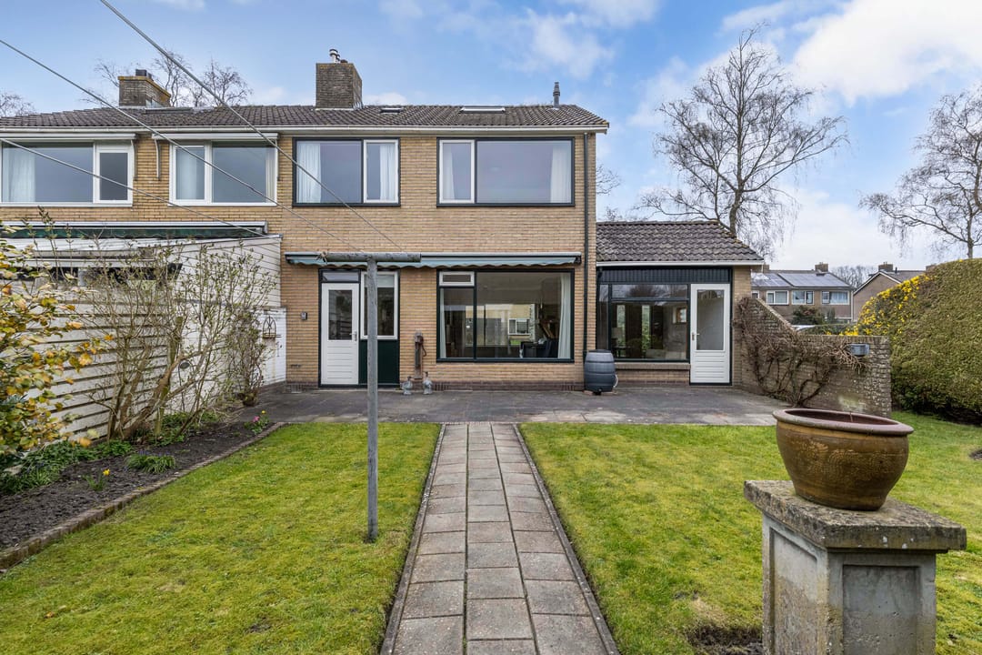 Spacious semi-detached family home with 5 bedrooms, private garden and detached garage in quiet location — 31