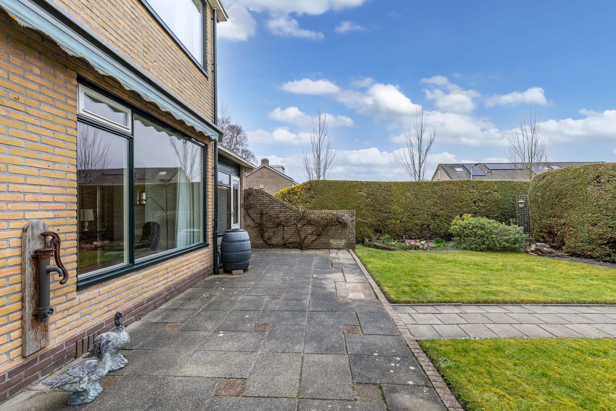 Spacious semi-detached family home with 5 bedrooms, private garden and detached garage in quiet location — 32