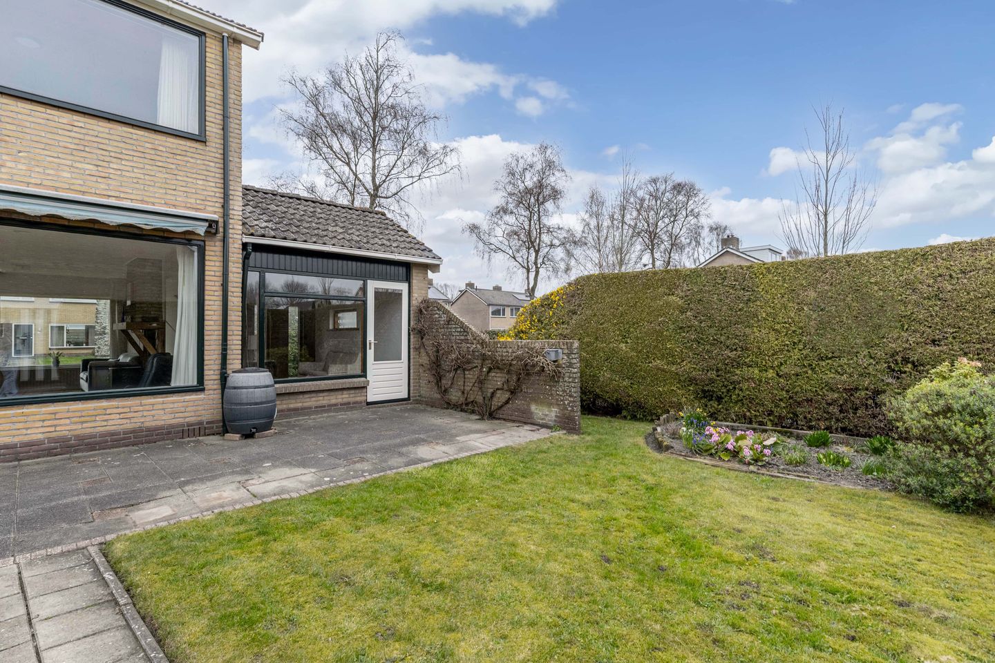 Spacious semi-detached family home with 5 bedrooms, private garden and detached garage in quiet location — 33