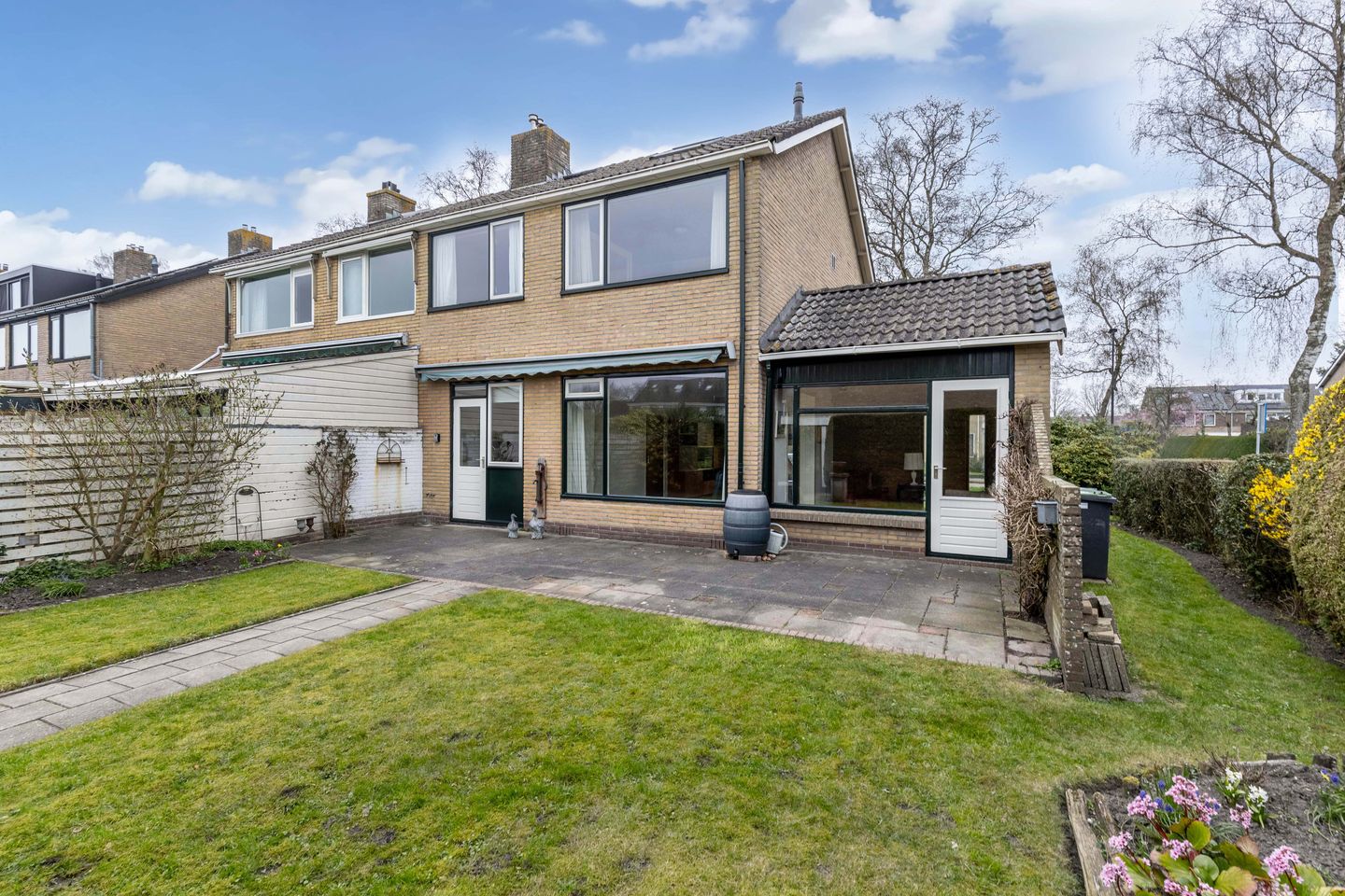 Spacious semi-detached family home with 5 bedrooms, private garden and detached garage in quiet location — 34