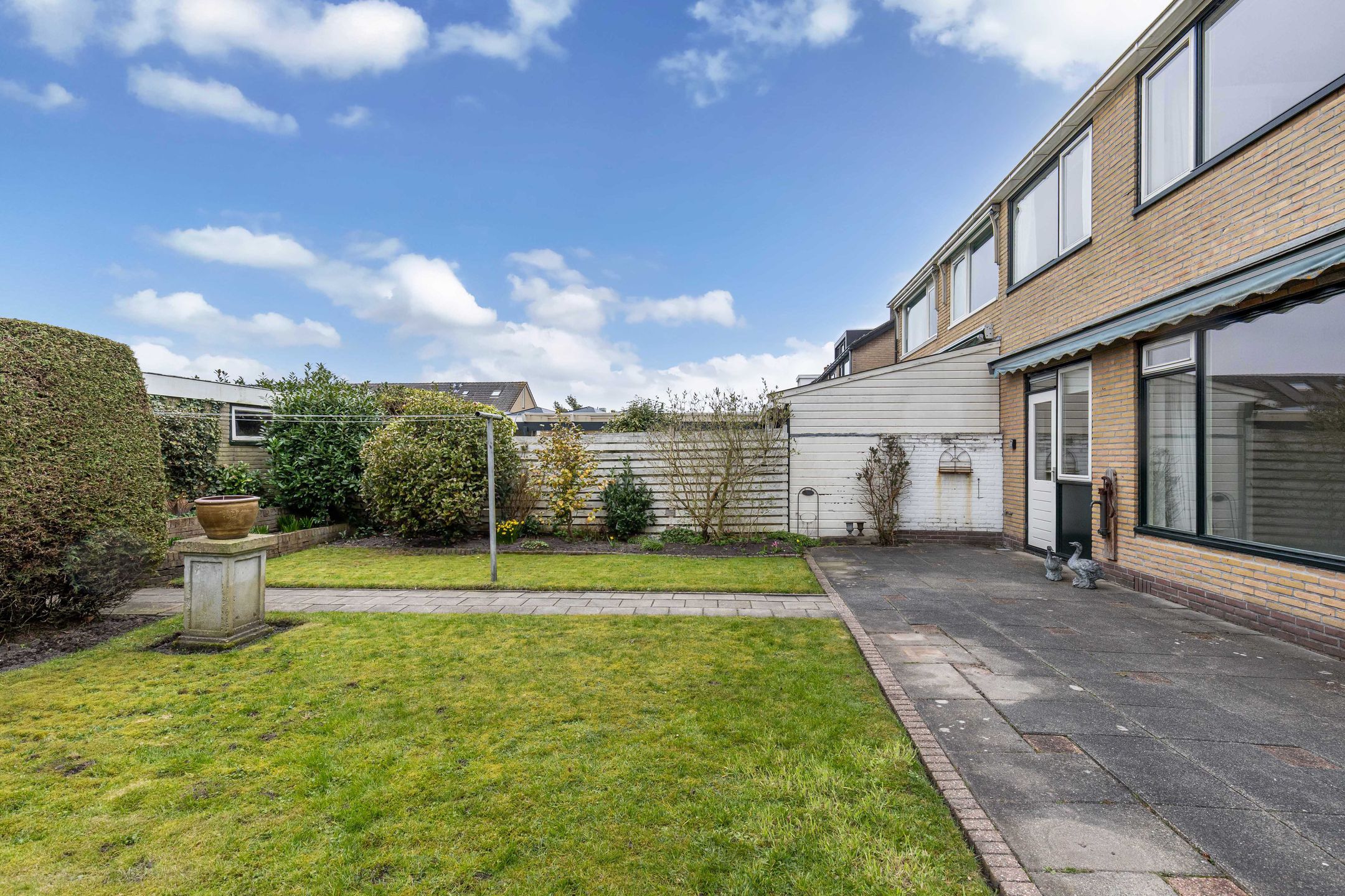Spacious semi-detached family home with 5 bedrooms, private garden and detached garage in quiet location — 35