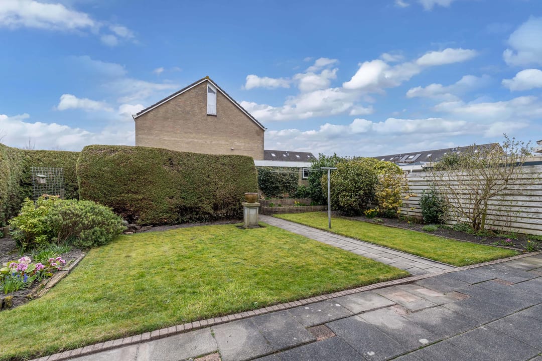 Spacious semi-detached family home with 5 bedrooms, private garden and detached garage in quiet location — 36