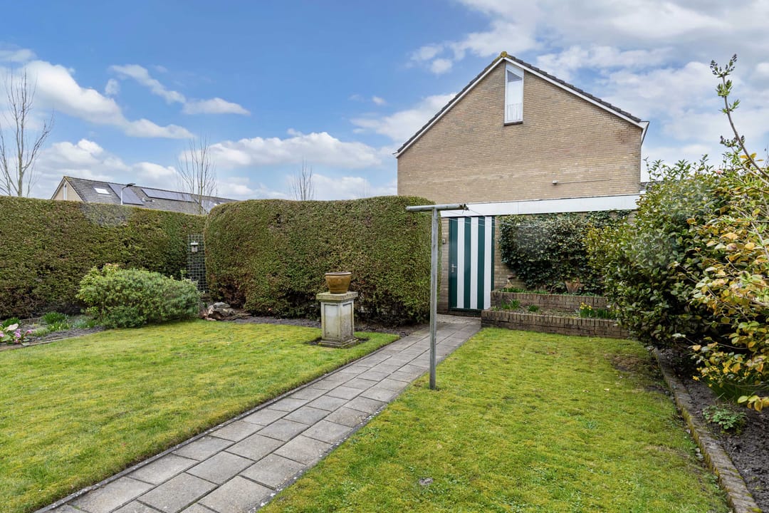 Spacious semi-detached family home with 5 bedrooms, private garden and detached garage in quiet location — 37