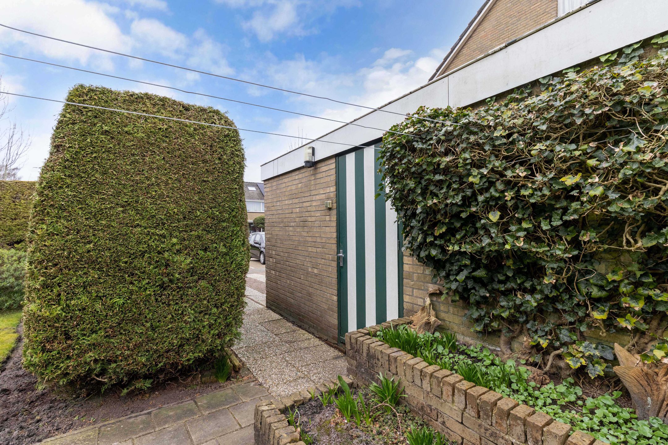 Spacious semi-detached family home with 5 bedrooms, private garden and detached garage in quiet location — 38