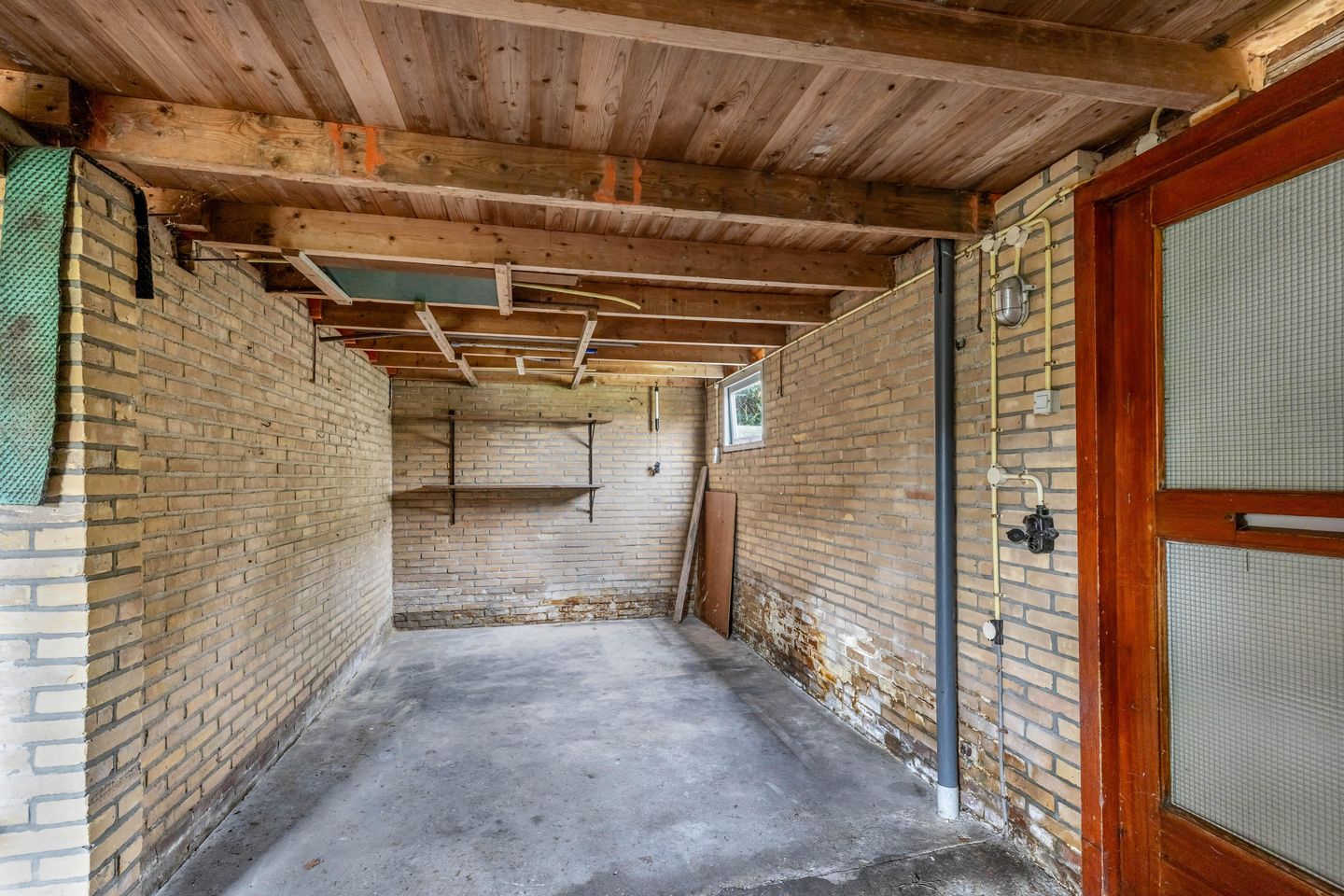 Spacious semi-detached family home with 5 bedrooms, private garden and detached garage in quiet location — 39