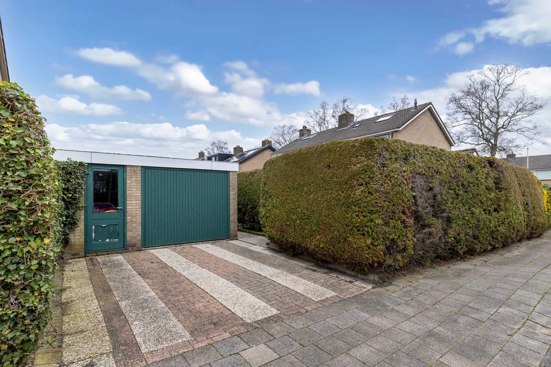 Spacious semi-detached family home with 5 bedrooms, private garden and detached garage in quiet location — 40