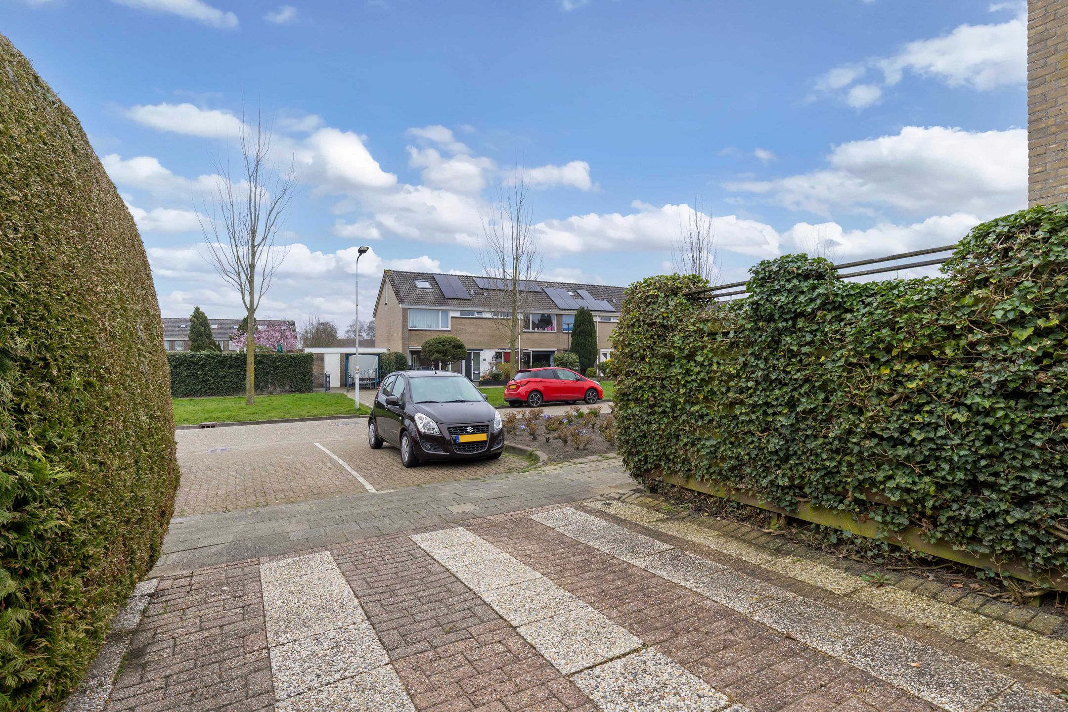 Spacious semi-detached family home with 5 bedrooms, private garden and detached garage in quiet location — 41