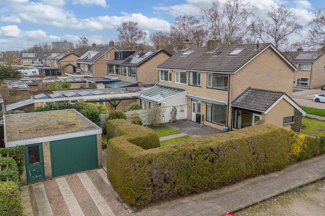 Spacious semi-detached family home with 5 bedrooms, private garden and detached garage in quiet location — 42