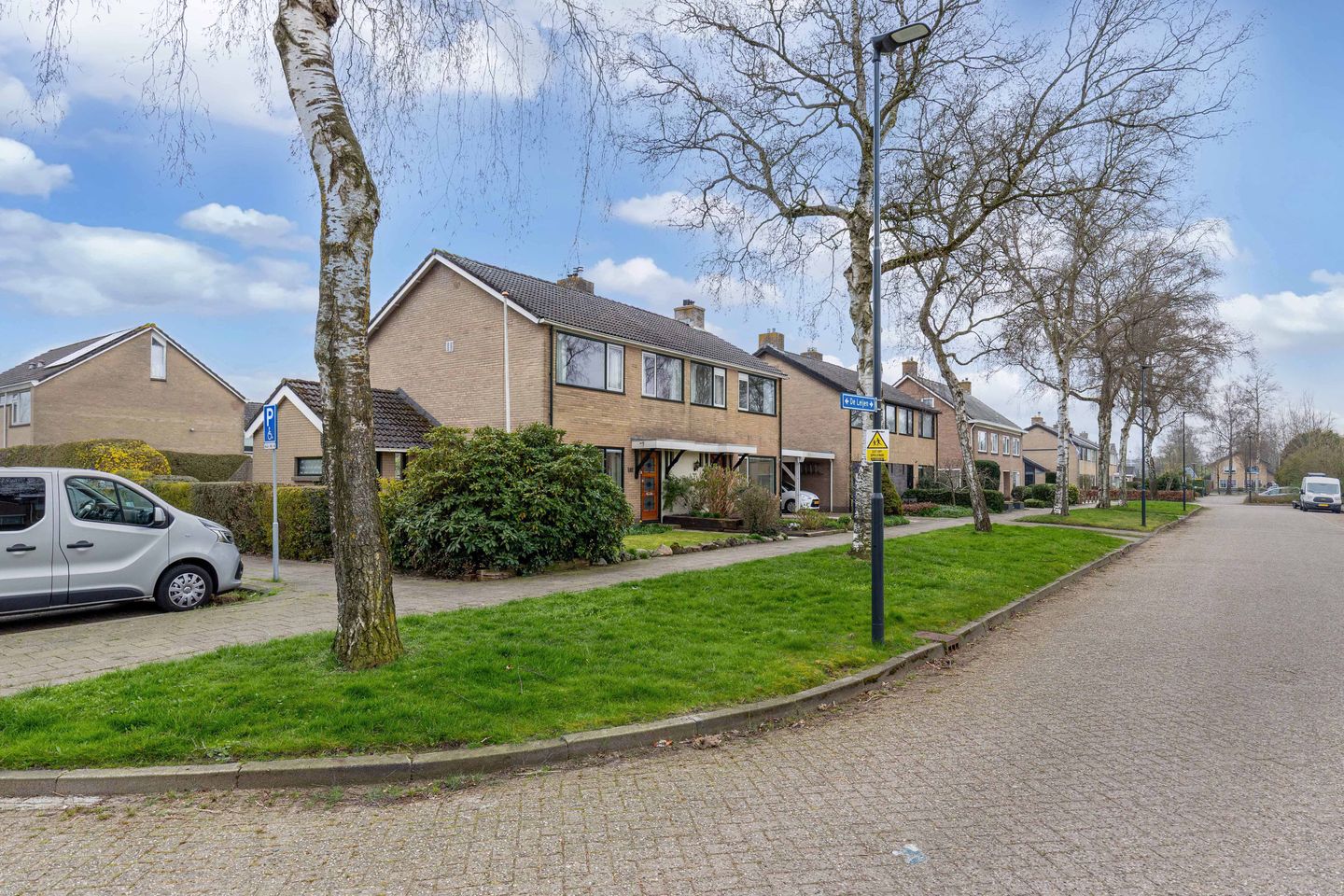 Spacious semi-detached family home with 5 bedrooms, private garden and detached garage in quiet location — 43