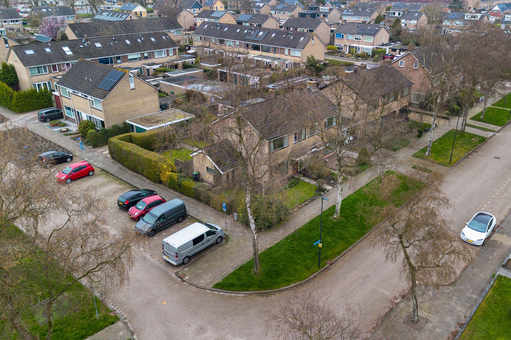 Spacious semi-detached family home with 5 bedrooms, private garden and detached garage in quiet location — 44