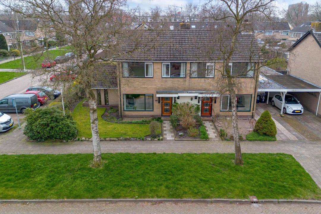 Spacious semi-detached family home with 5 bedrooms, private garden and detached garage in quiet location — 45