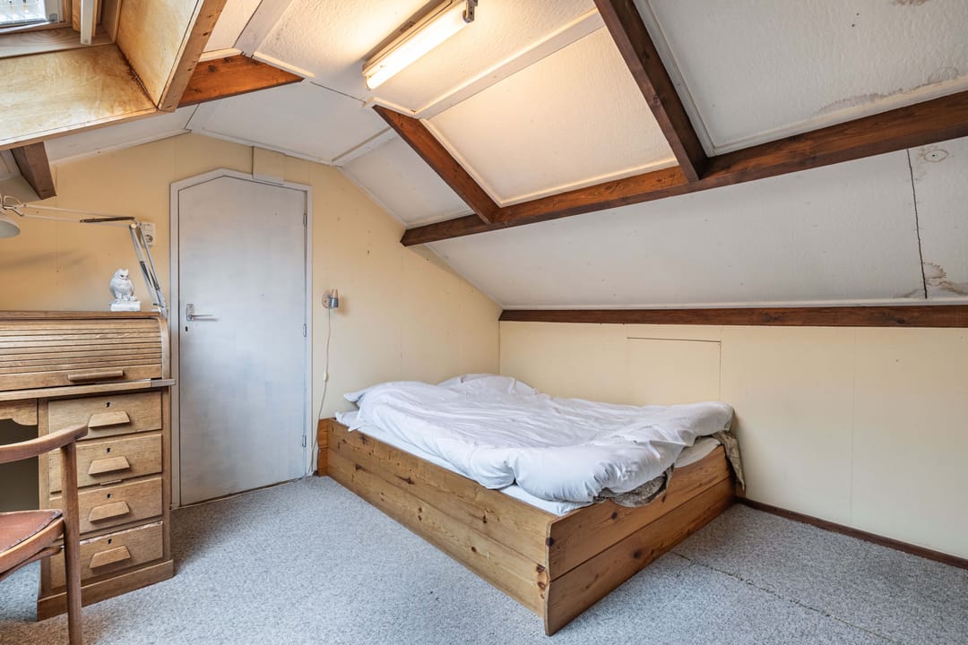 Spacious semi-detached family home with 5 bedrooms, private garden and detached garage in quiet location — 30