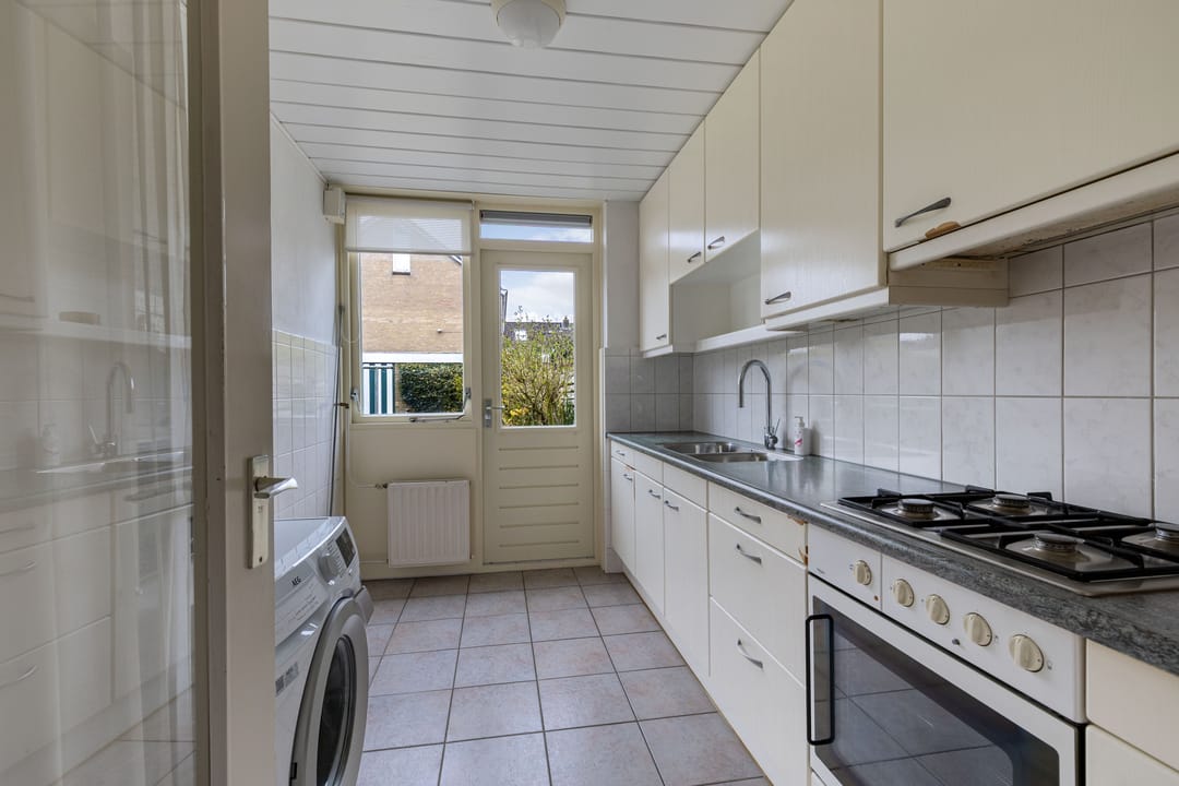 Spacious semi-detached family home with 5 bedrooms, private garden and detached garage in quiet location — 16