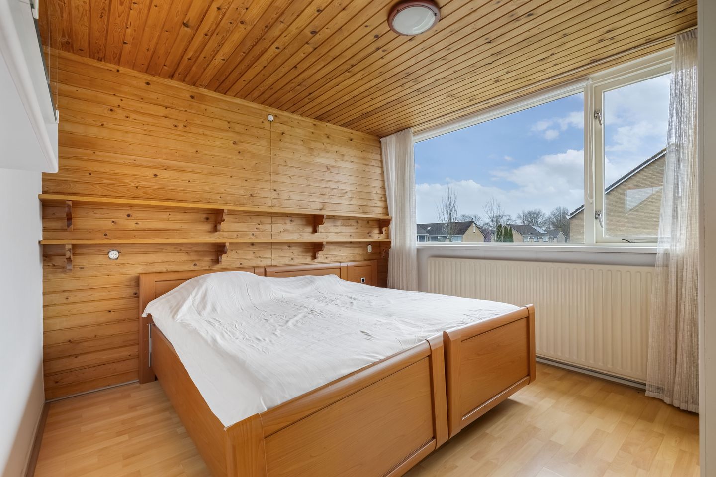 Spacious semi-detached family home with 5 bedrooms, private garden and detached garage in quiet location — 19