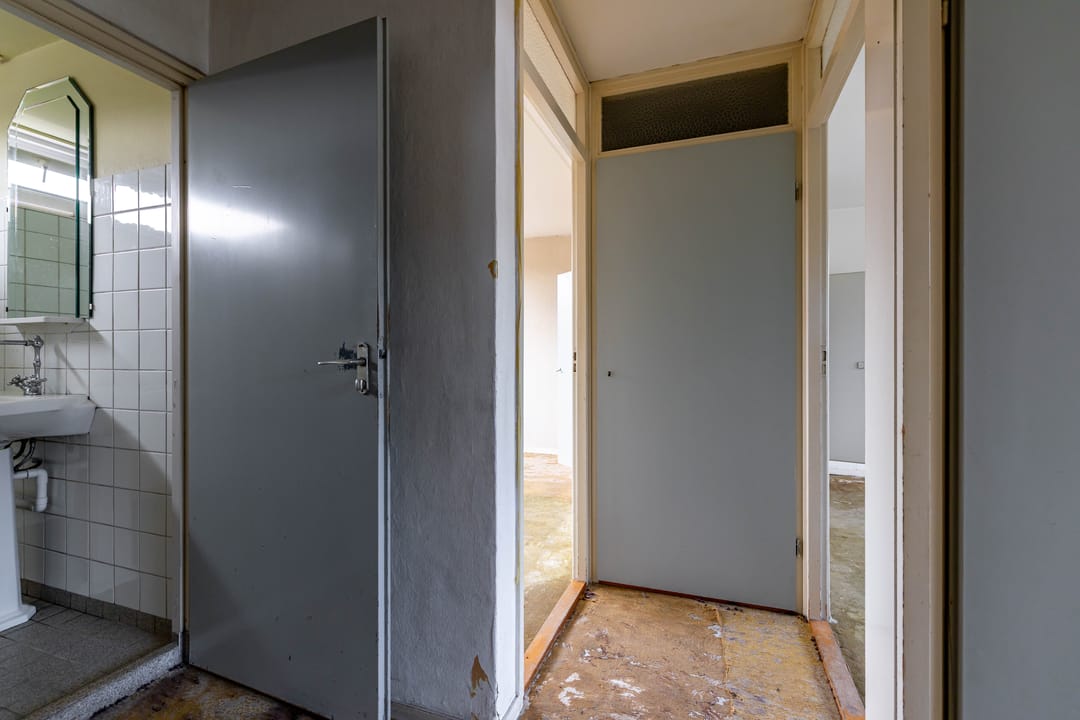 Spacious terraced family home with renovation potential in quiet residential area — 12