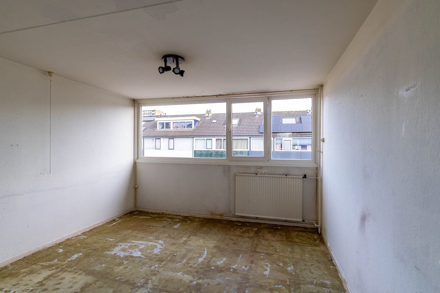 Spacious terraced family home with renovation potential in quiet residential area — 13