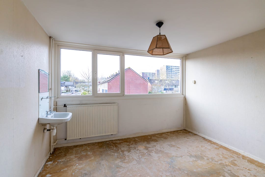 Spacious terraced family home with renovation potential in quiet residential area — 15