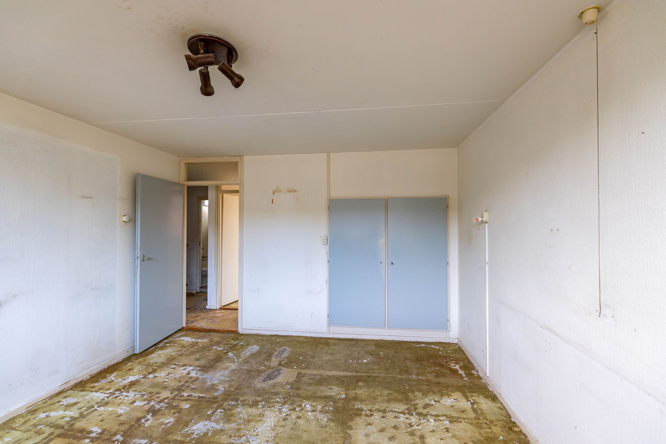 Spacious terraced family home with renovation potential in quiet residential area — 14