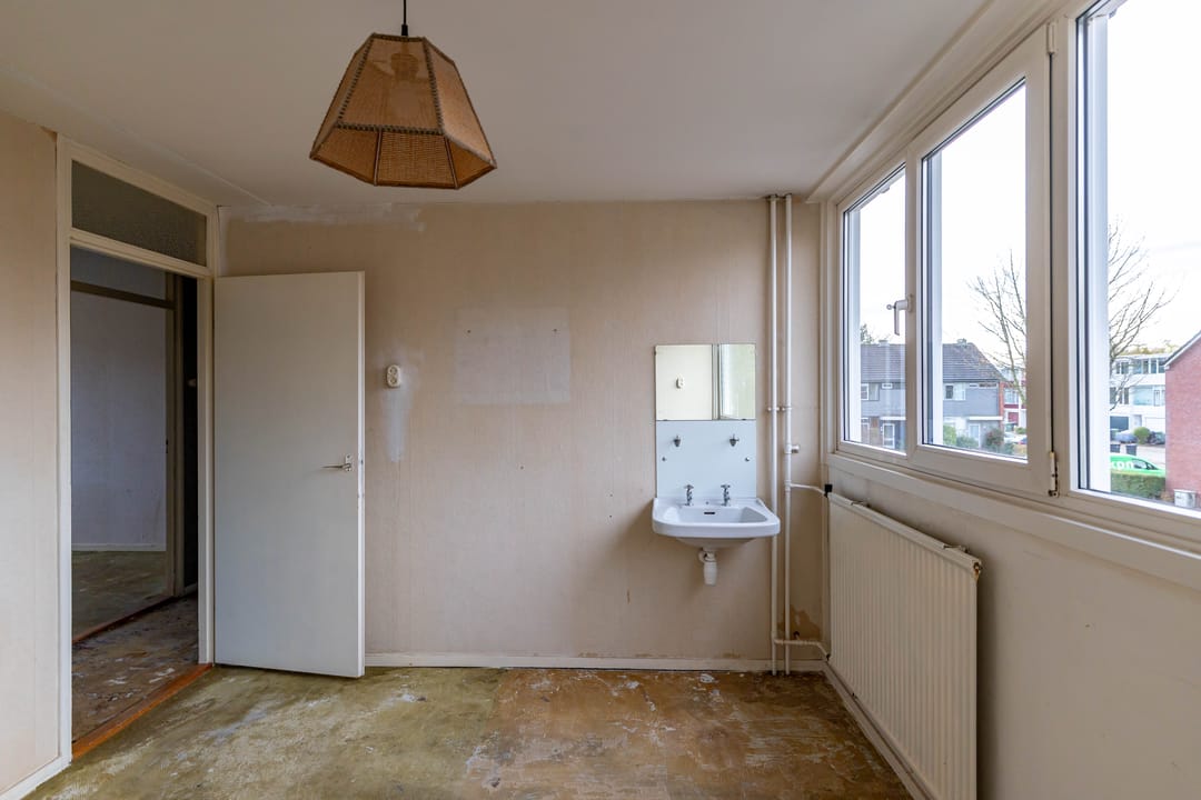 Spacious terraced family home with renovation potential in quiet residential area — 16