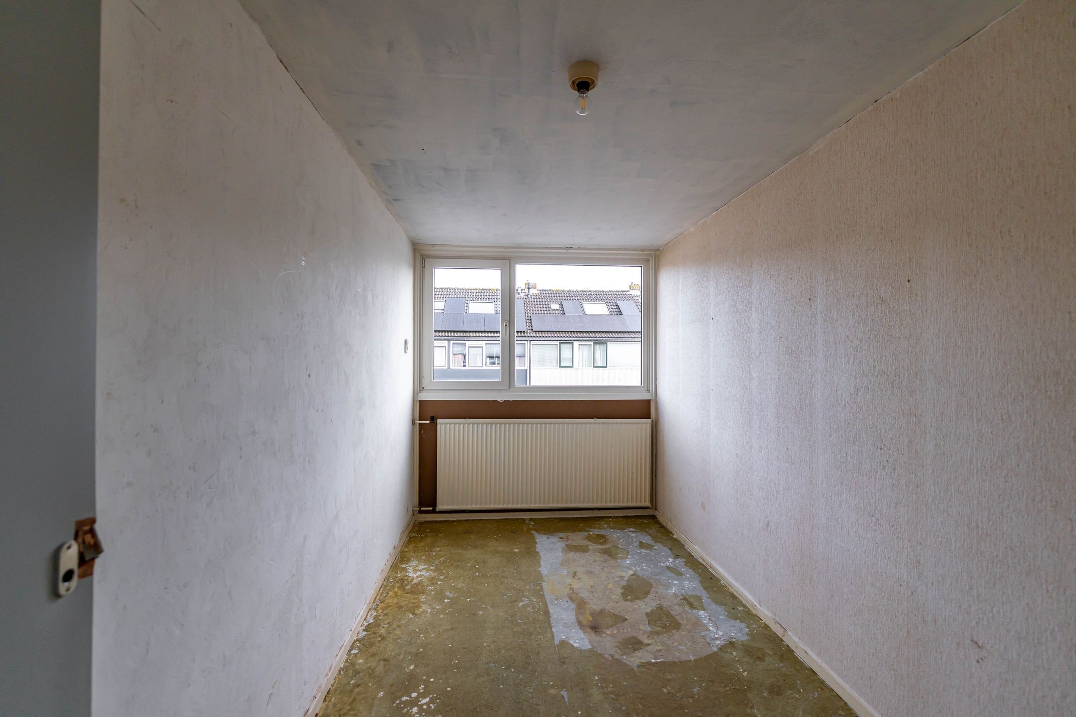 Spacious terraced family home with renovation potential in quiet residential area — 17