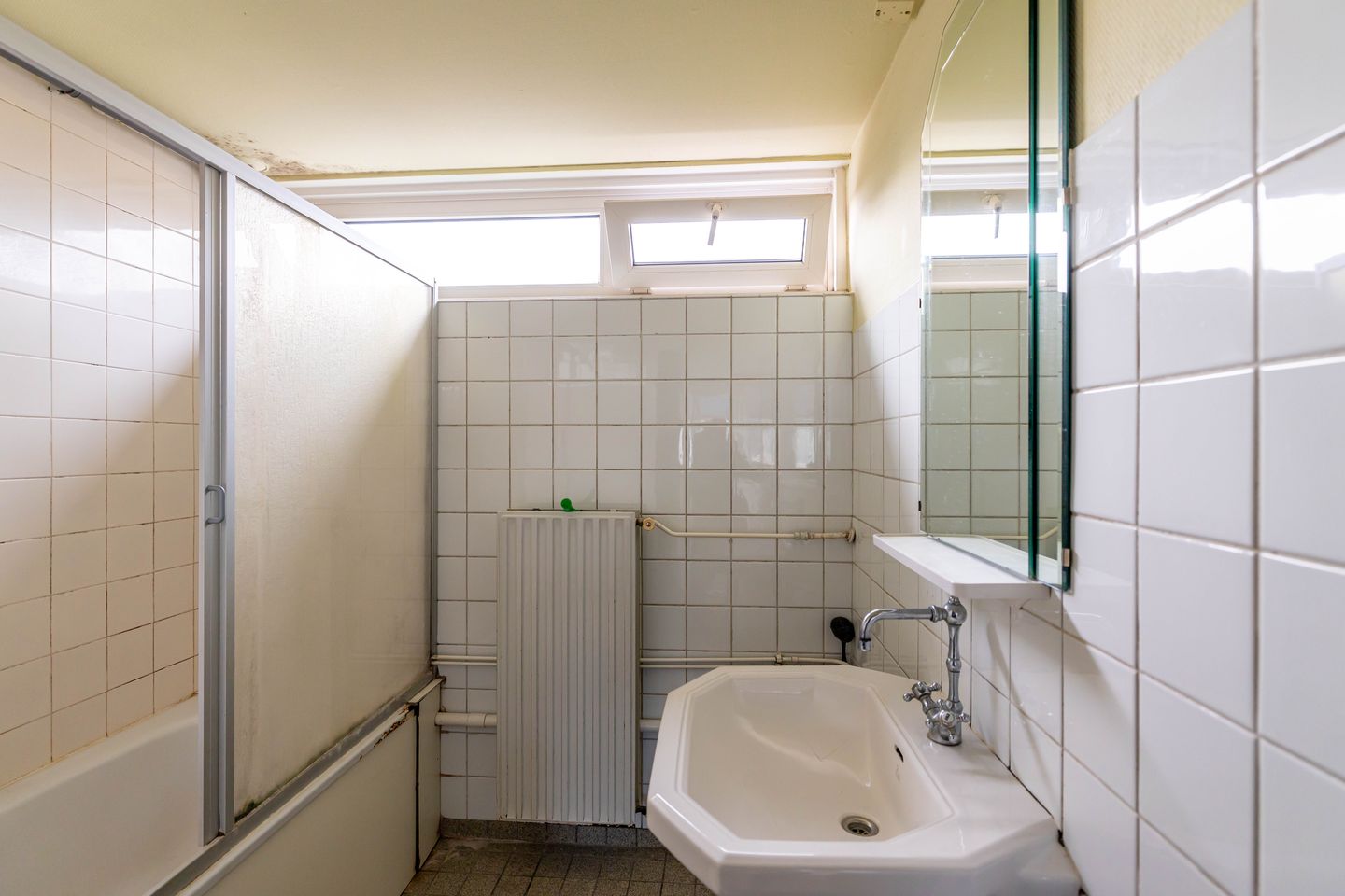 Spacious terraced family home with renovation potential in quiet residential area — 18