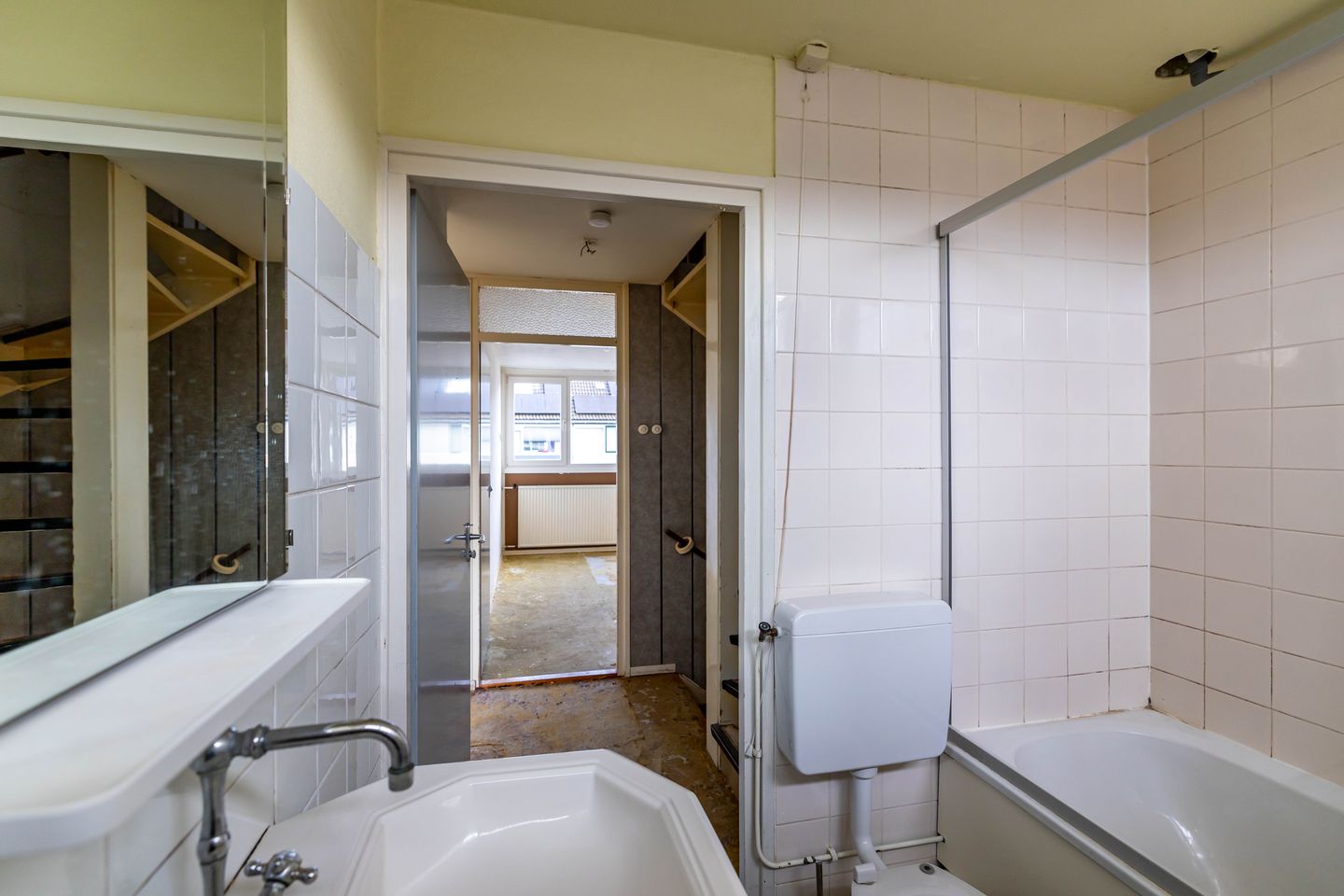 Spacious terraced family home with renovation potential in quiet residential area — 19