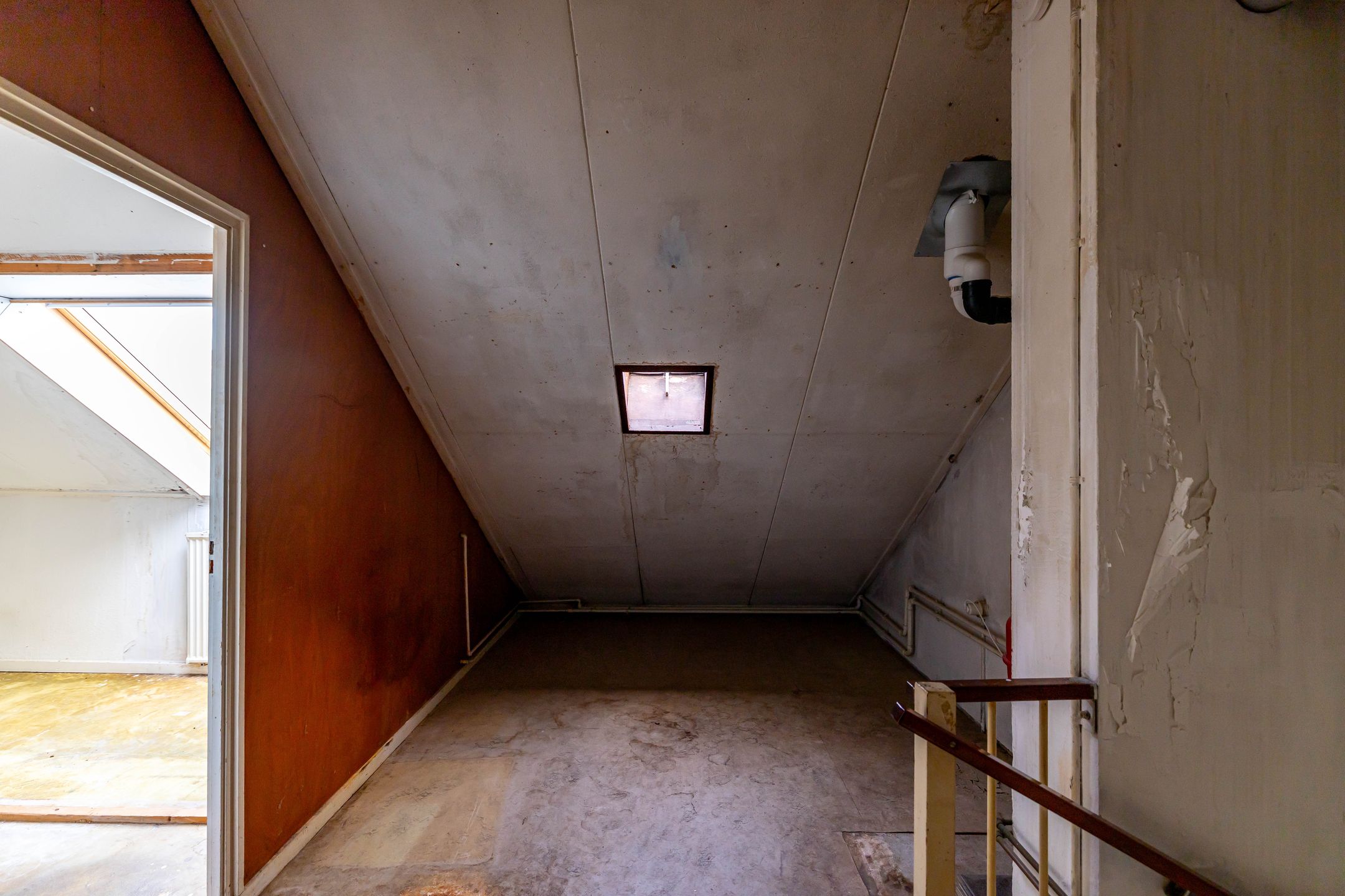 Spacious terraced family home with renovation potential in quiet residential area — 20