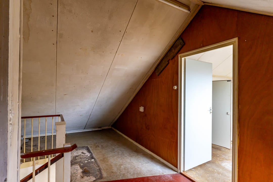 Spacious terraced family home with renovation potential in quiet residential area — 21