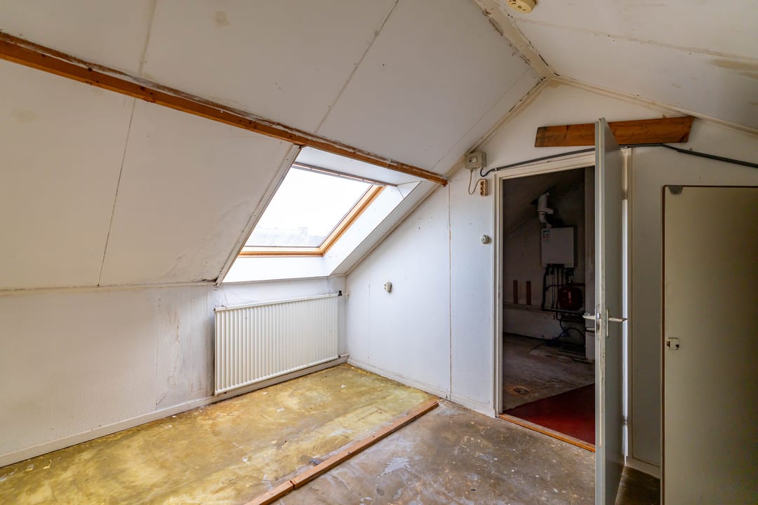 Spacious terraced family home with renovation potential in quiet residential area — 22