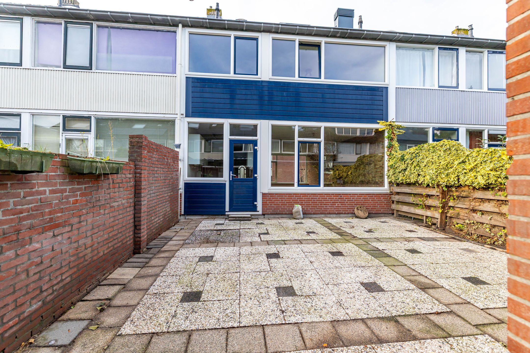 Spacious terraced family home with renovation potential in quiet residential area — 23