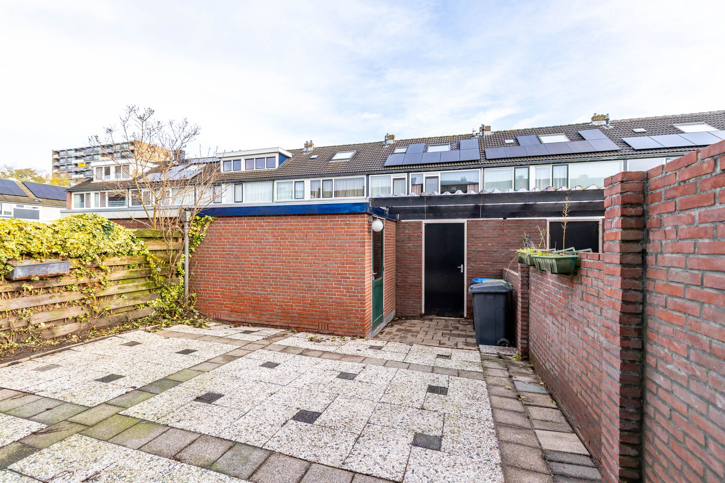 Spacious terraced family home with renovation potential in quiet residential area — 24