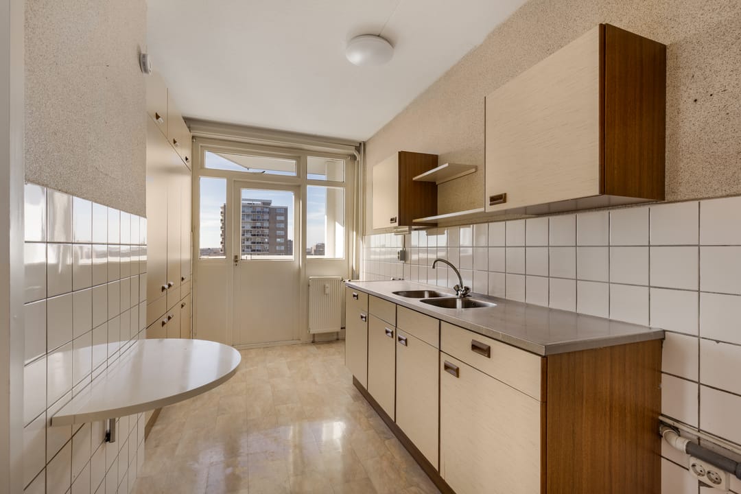 Spacious corner apartment with panoramic views on the 10th floor — 12