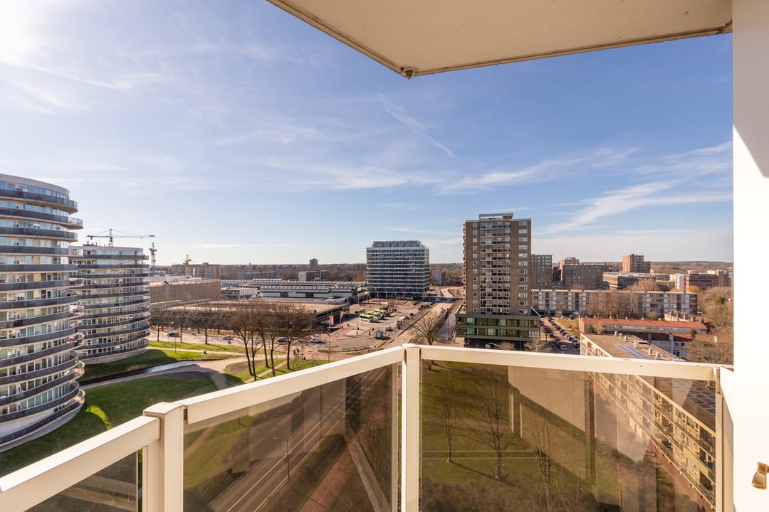 Spacious corner apartment with panoramic views on the 10th floor — 13