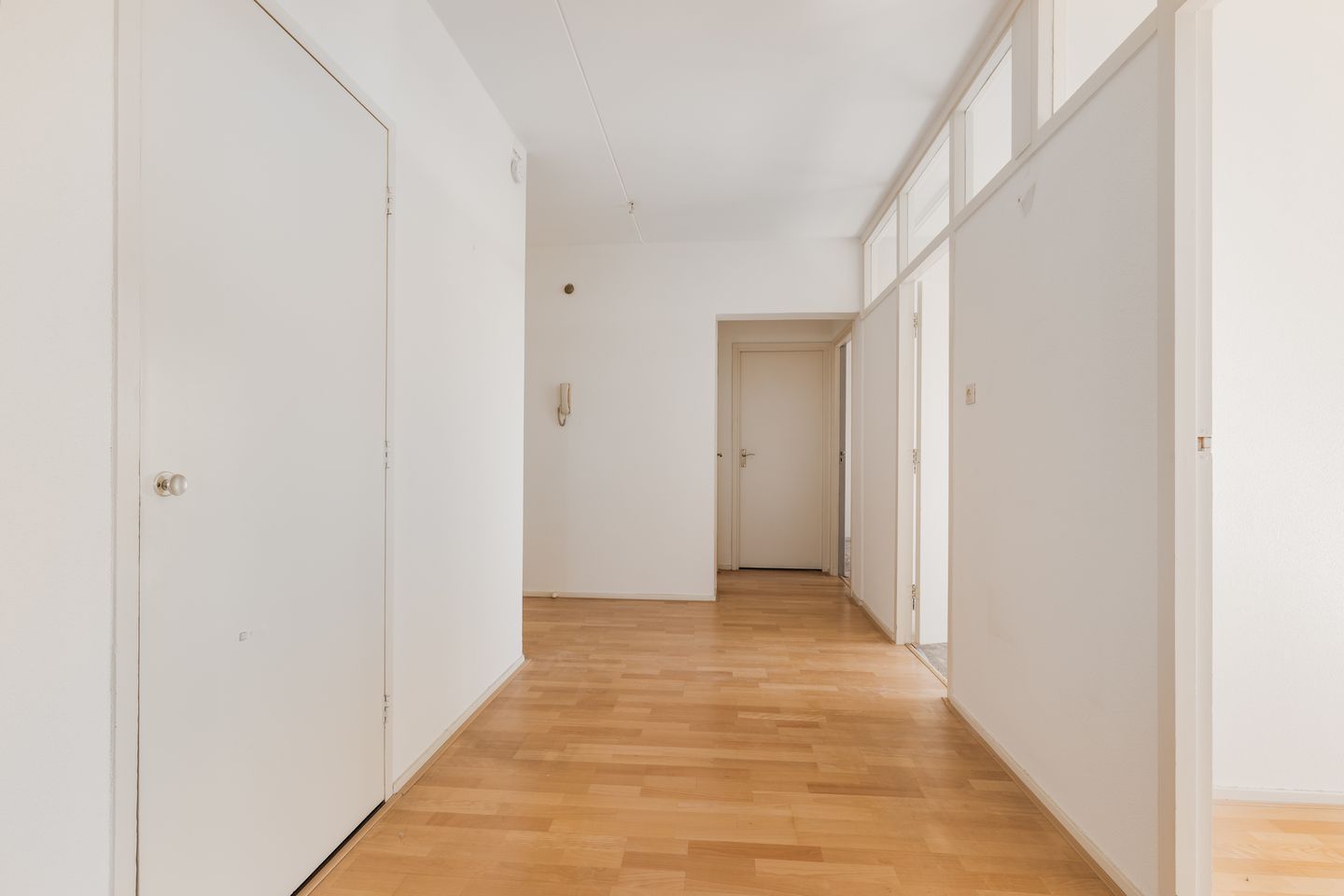 Spacious corner apartment with panoramic views on the 10th floor — 16