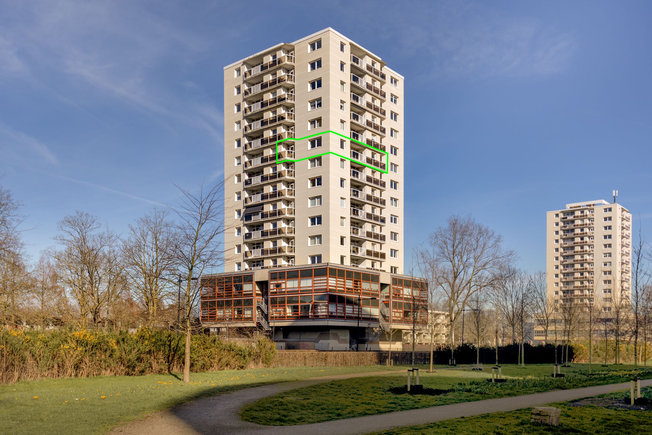 Spacious corner apartment with panoramic views on the 10th floor — 23