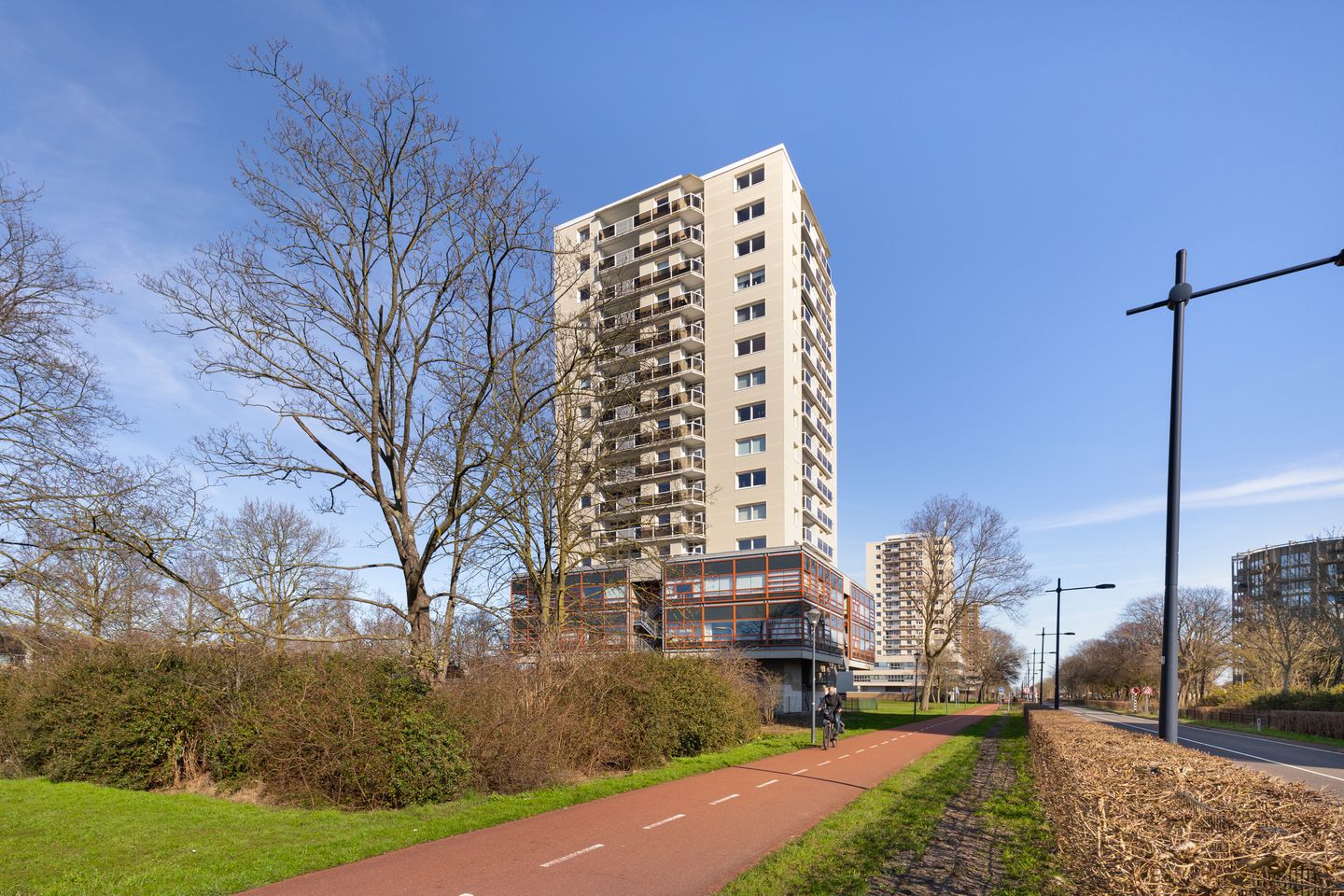 Spacious corner apartment with panoramic views on the 10th floor — 25