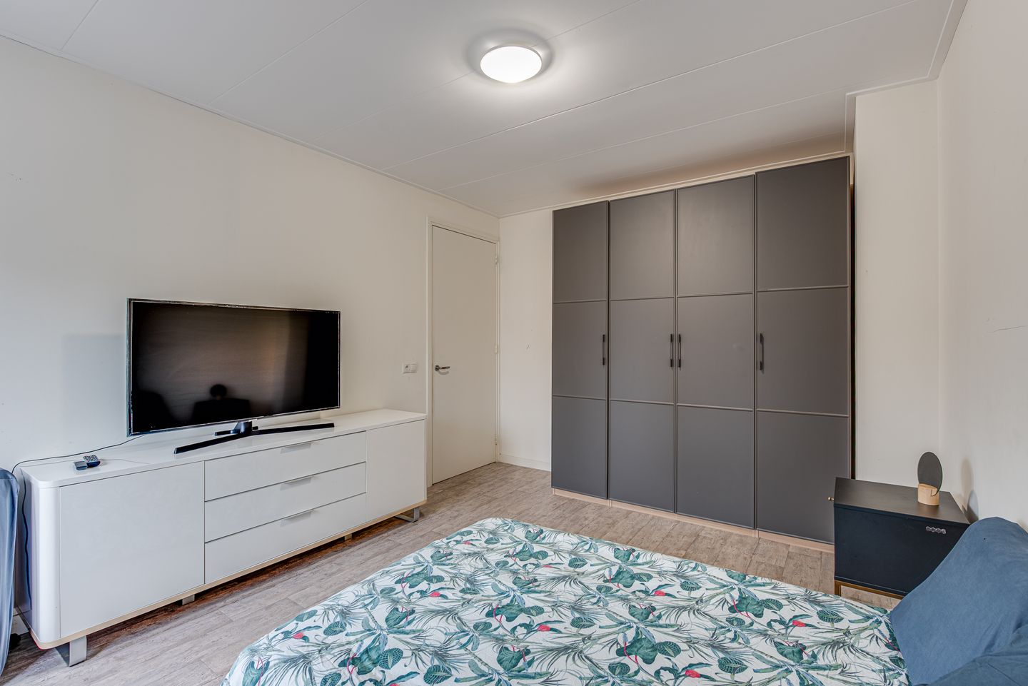 Spacious Family Home with Large Outbuilding and Sunny South-Facing Garden in Hilversum — 20