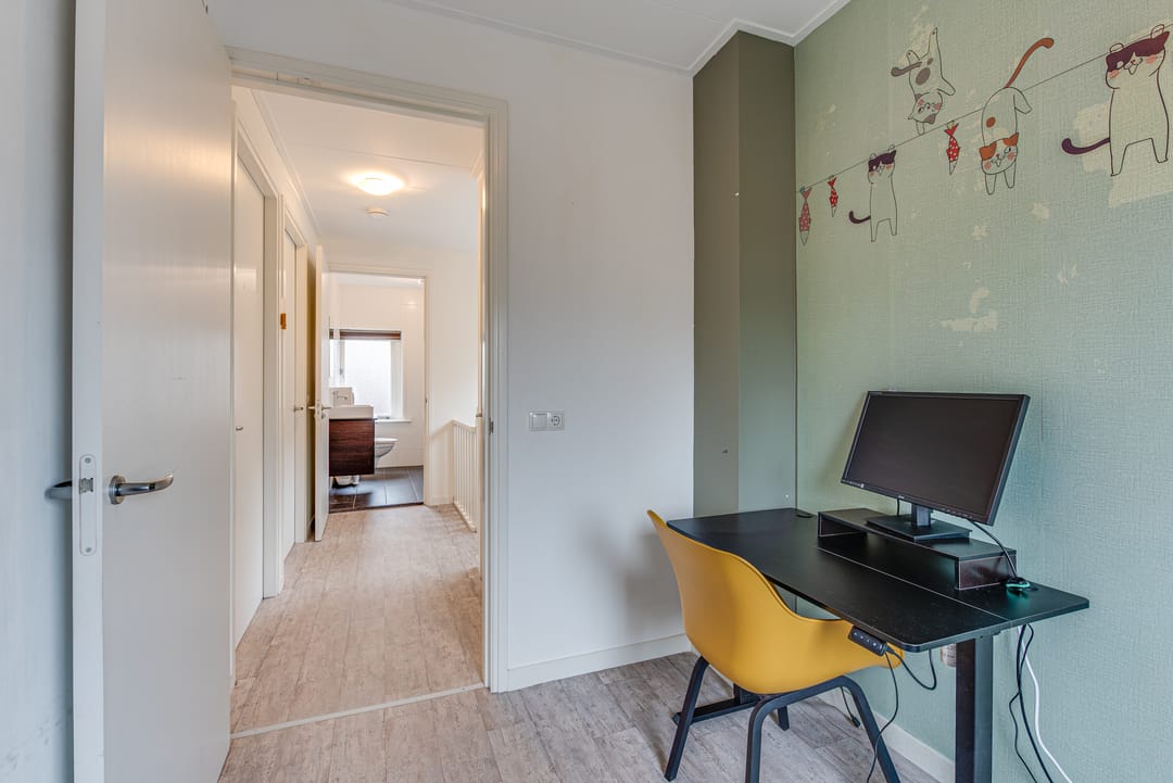 Spacious Family Home with Large Outbuilding and Sunny South-Facing Garden in Hilversum — 22
