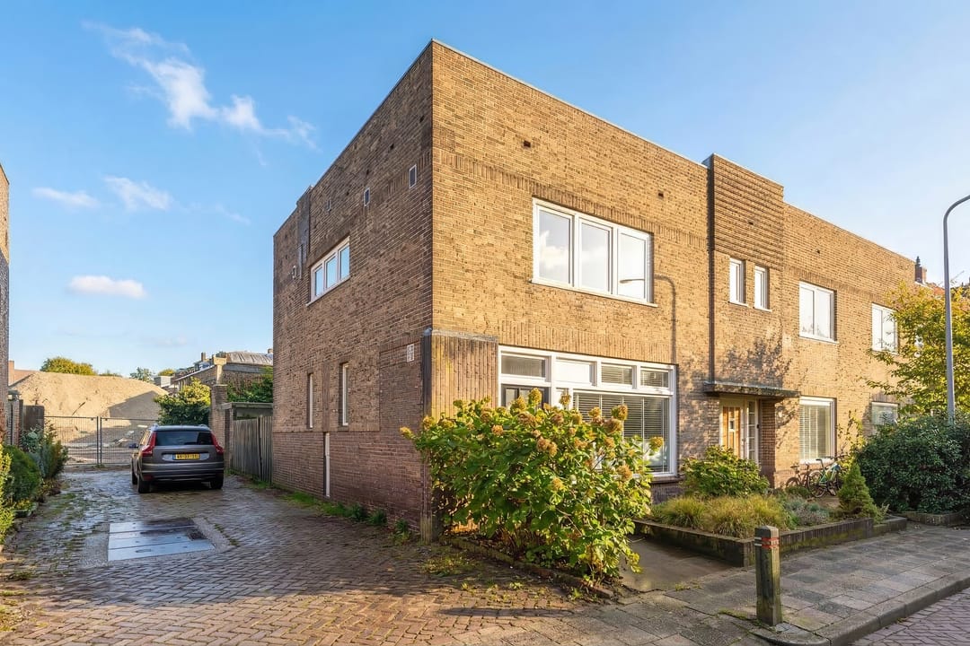 Spacious Family Home with Large Outbuilding and Sunny South-Facing Garden in Hilversum — 30