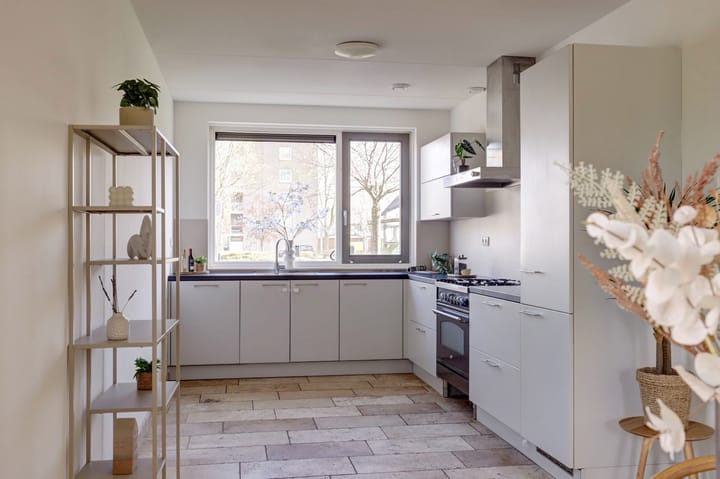 Photo 3 of Queeckhovenplein 35