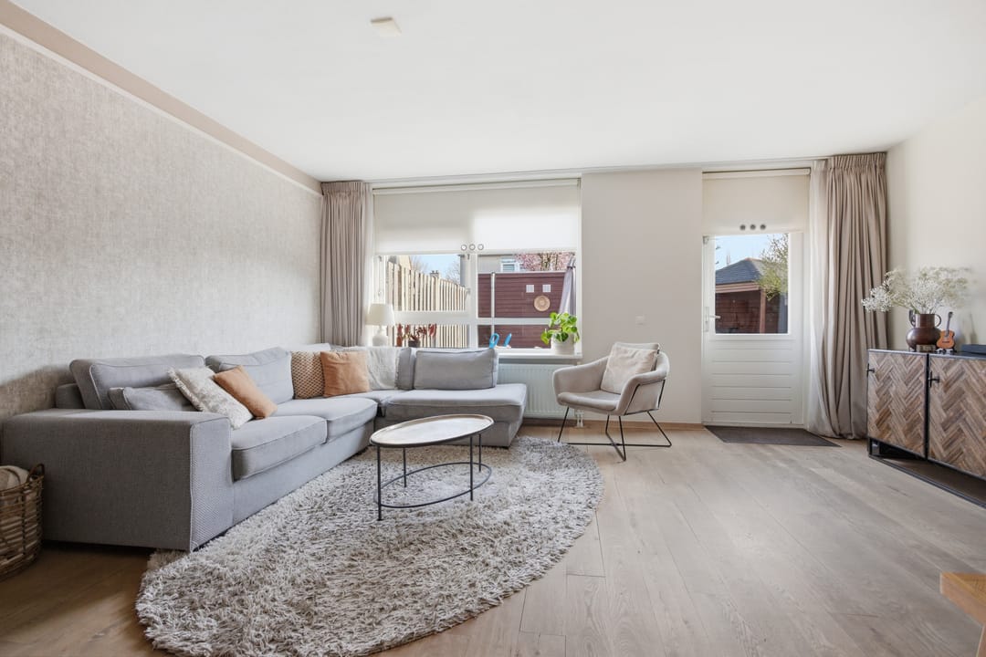 Spacious Corner Home with Four Bedrooms and South-Facing Garden — 13