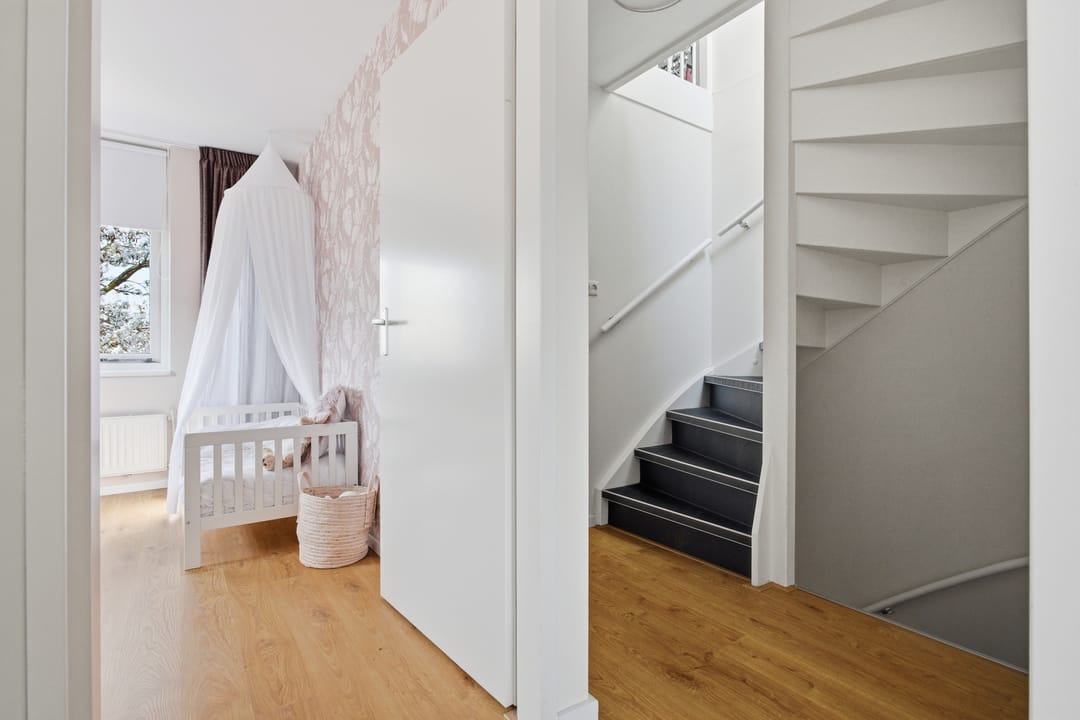Spacious Corner Home with Four Bedrooms and South-Facing Garden — 14