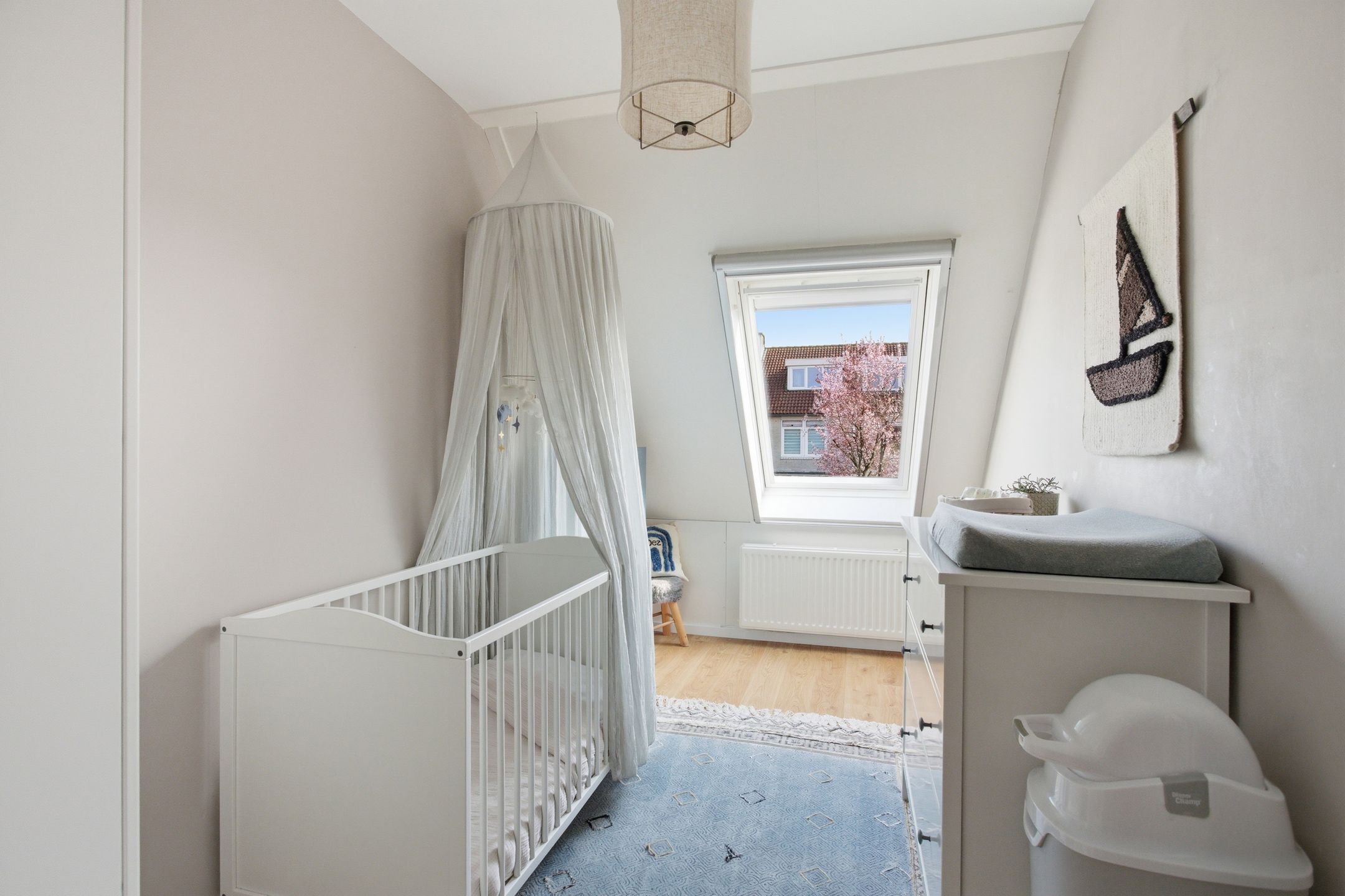 Spacious Corner Home with Four Bedrooms and South-Facing Garden — 15