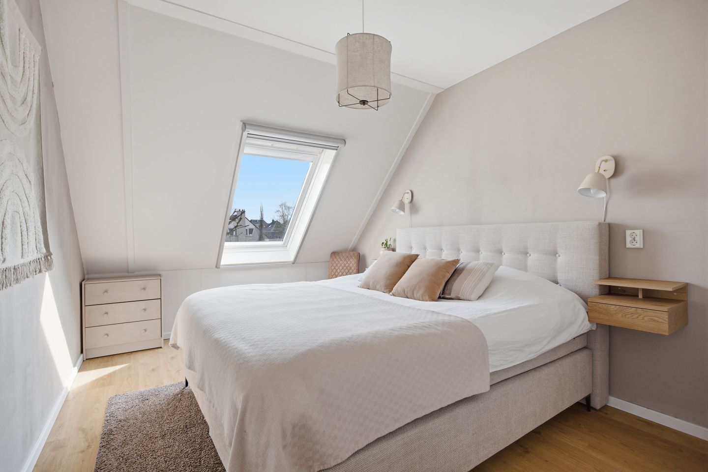 Spacious Corner Home with Four Bedrooms and South-Facing Garden — 17