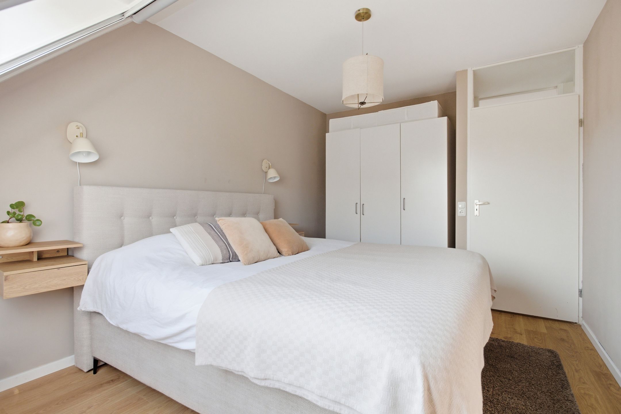 Spacious Corner Home with Four Bedrooms and South-Facing Garden — 18