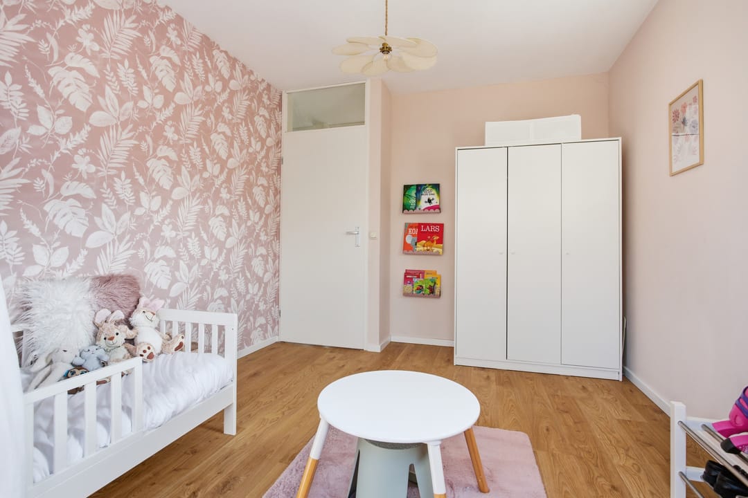 Spacious Corner Home with Four Bedrooms and South-Facing Garden — 19