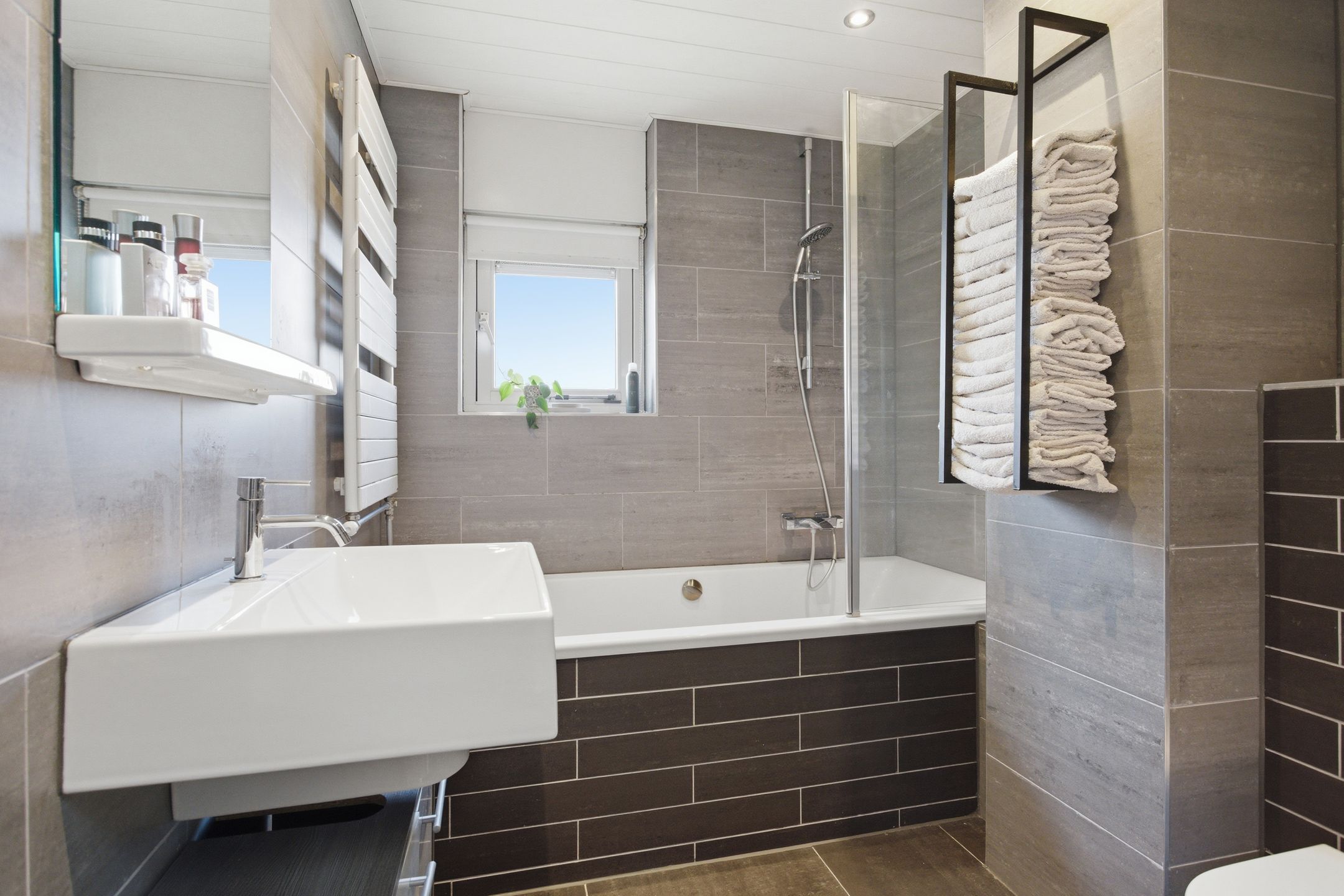 Spacious Corner Home with Four Bedrooms and South-Facing Garden — 20