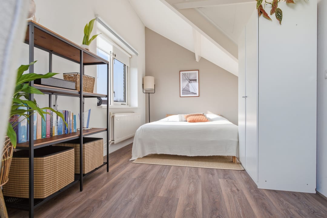 Spacious Corner Home with Four Bedrooms and South-Facing Garden — 24